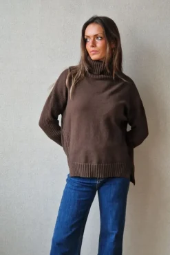 Jersey cuello cisne con dibujo trenzas laterales marrón