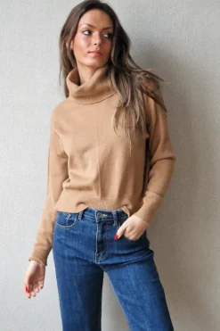 Jersey cuello cisne corto camel