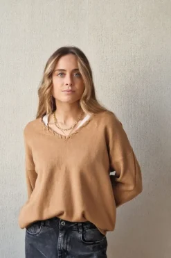Jersey cuello pico con pespunte camel