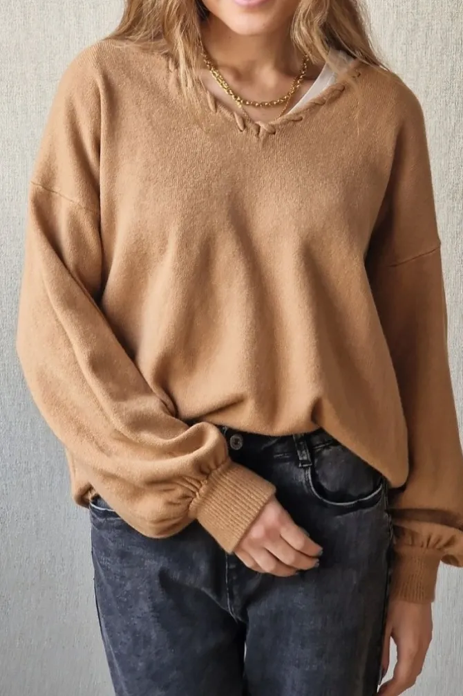 Jersey cuello pico con pespunte camel