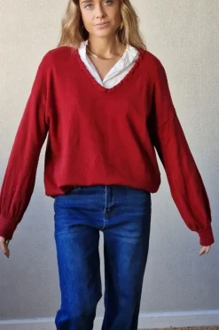 Jersey cuello pico con pespunte burdeos