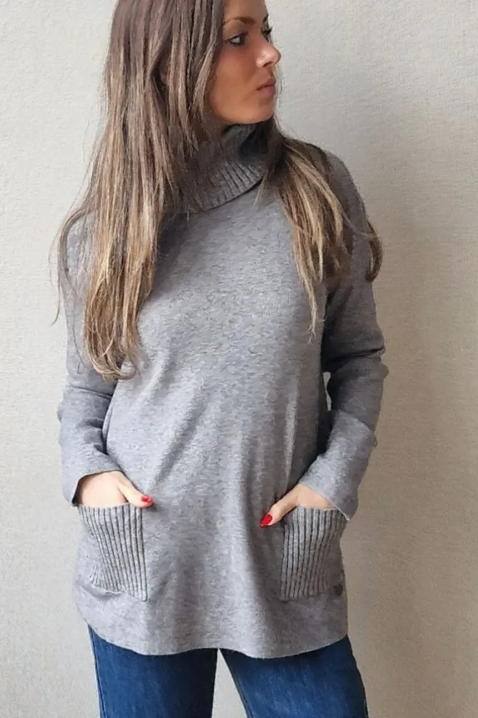 Jersey de cuello cisne con bolsillos gris