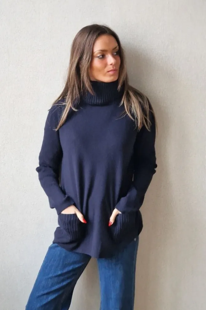 Jersey de cuello cisne con bolsillos azul marino