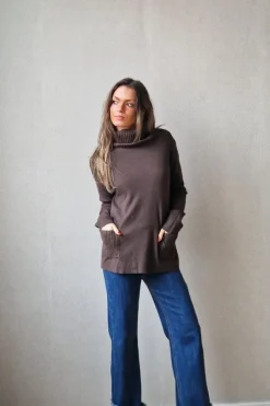Jersey de cuello cisne con bolsillos marrón chocolate