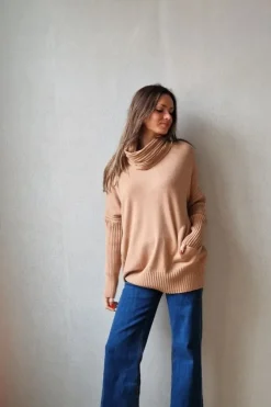 Jersey de cuello cisne de canalé con bolsillos camel