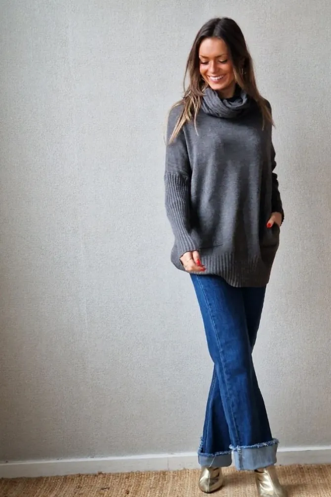 Jersey de cuello cisne de canalé con bolsillos gris