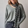 Jersey fino con bufandita de animal print verde