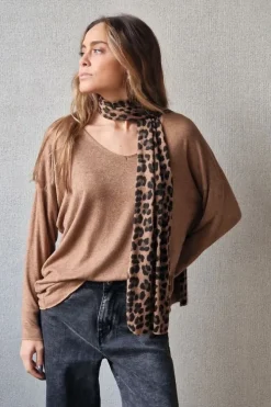 Jersey fino con bufandita de animal print camel