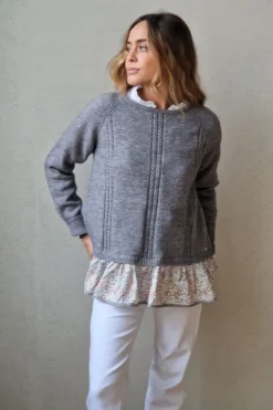 Jersey gris con volante flores