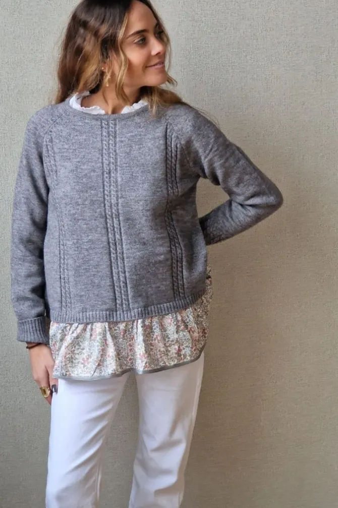 Jersey gris con volante flores