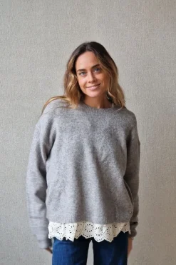 Jersey gris cuello redondo con puntilla