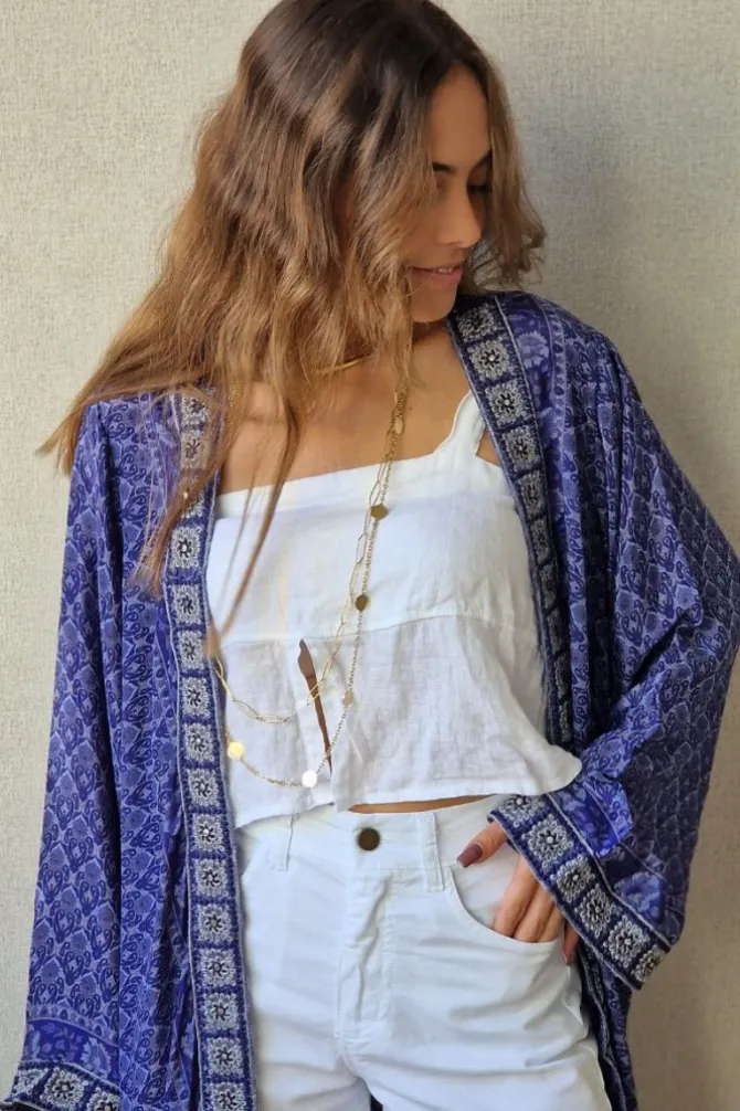 Kimono indio de seda azul con detalle en la solapa