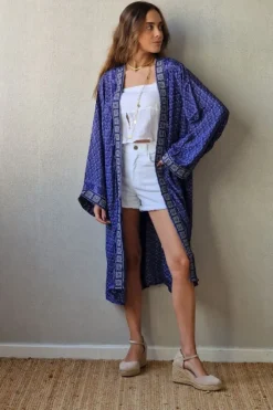 Kimono indio de seda azul con detalle en la solapa