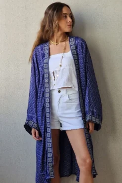 Kimono indio de seda azul con detalle en la solapa