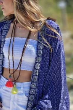 Kimono indio de seda azul con detalle en la solapa