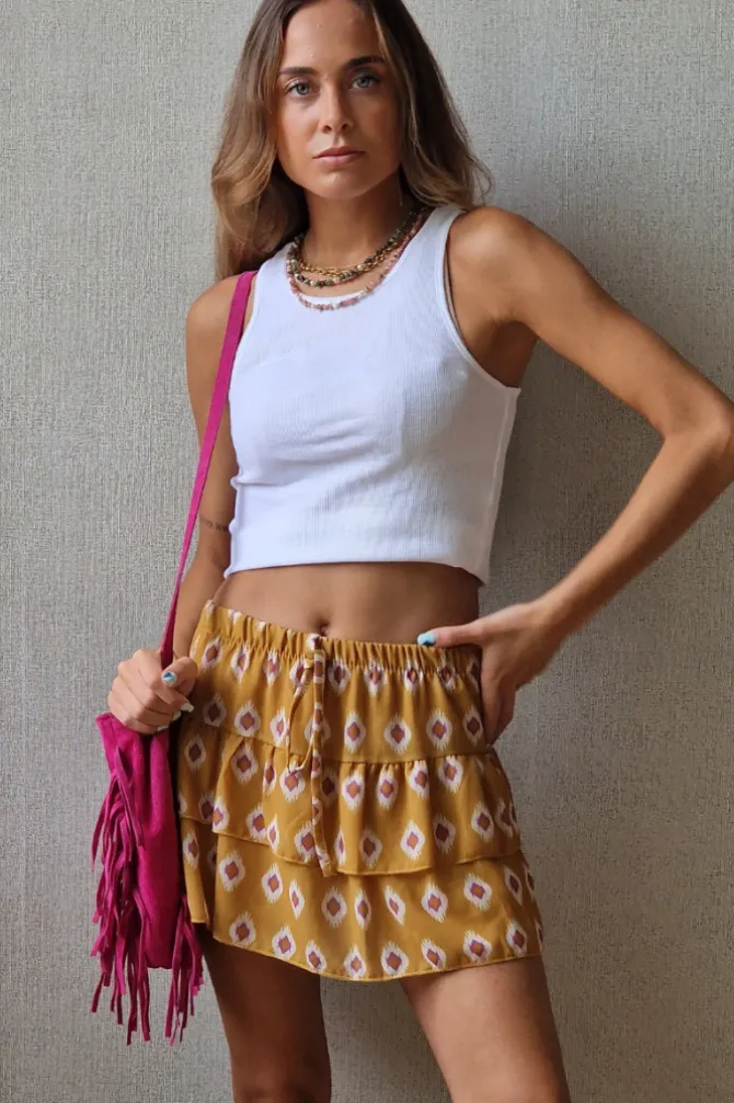 Minifalda pantalón estampada y volantes mostaza