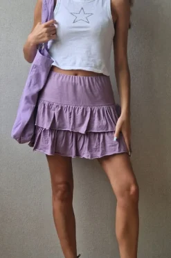 Minifalda pantalón lila con cintura de goma y volantes