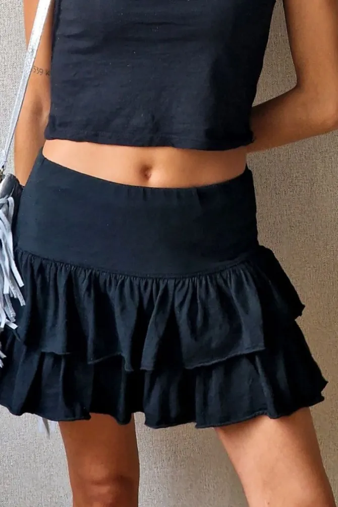 Minifalda pantalón negra con cintura de goma y volantes