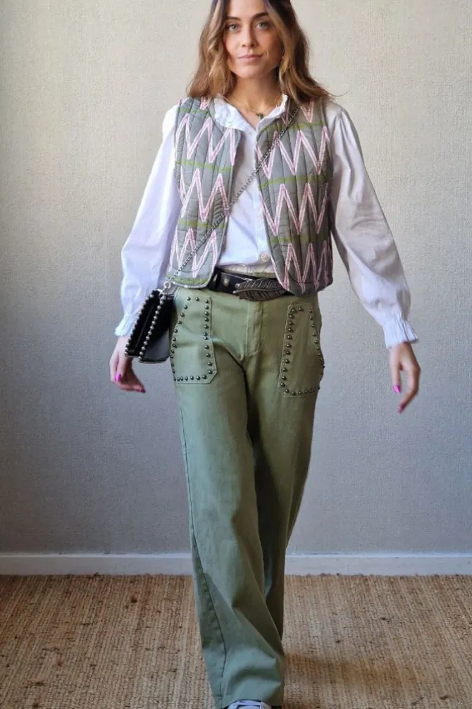 Pantalón bolsillos con tachuelas verde militar