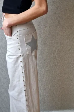 Pantalón con estrella y tachas beige