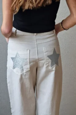 Pantalón con estrella y tachas beige