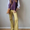 Pantalón con estrellas bordadas mostaza