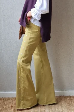 Pantalón con estrellas bordadas mostaza
