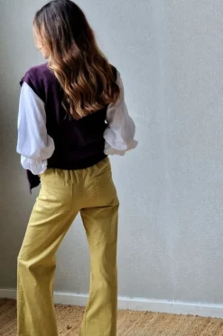 Pantalón con estrellas bordadas mostaza