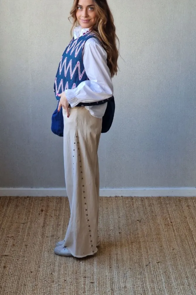 Pantalón con tachuelas beige