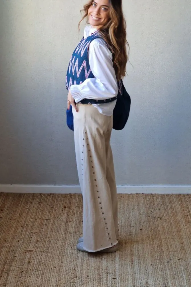 Pantalón con tachuelas beige