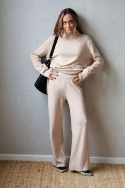 Pantalón recto de punto beige