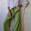 Pantalón tipo lino con goma en la cintura verde