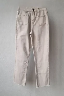 Pantalón vaquero con bolsillos delante beige
