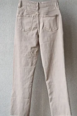 Pantalón vaquero con bolsillos delante beige
