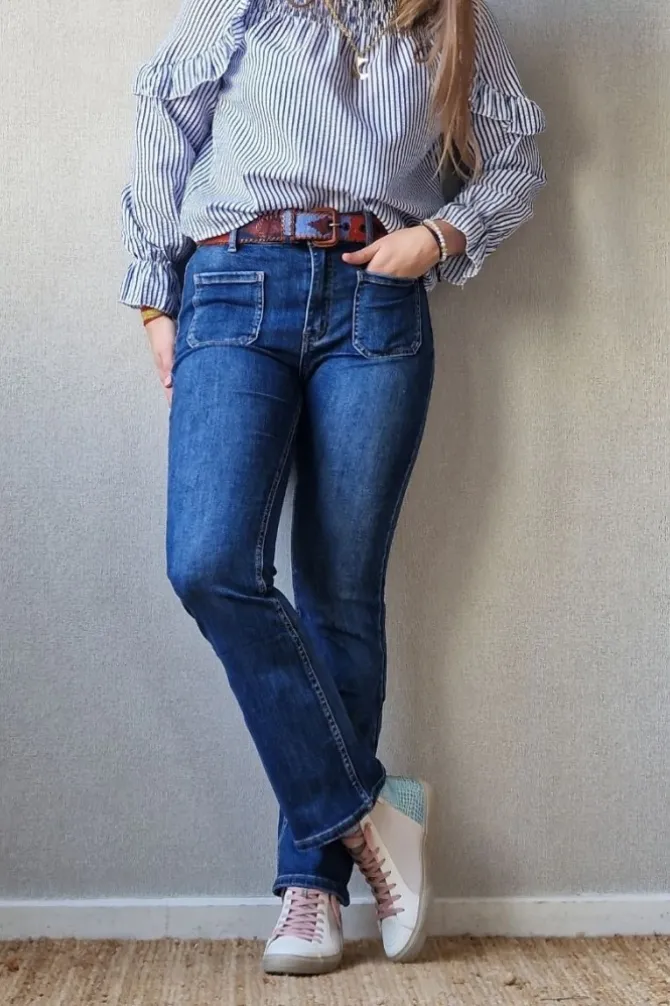 Pantalón vaquero con bolsillos delante azul
