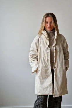Parka larga tipo chubasquero beige