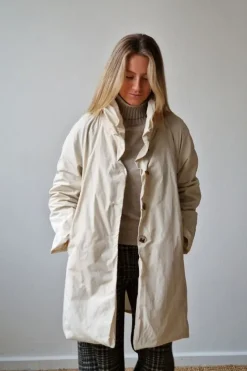 Parka larga tipo chubasquero beige