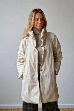 Parka larga tipo chubasquero beige