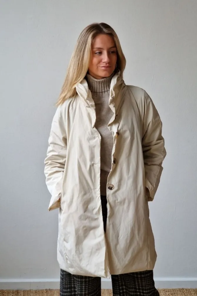 Parka larga tipo chubasquero beige