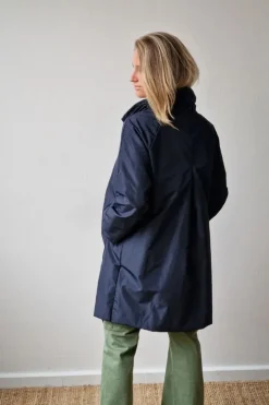 Parka larga tipo chubasquero azul marino