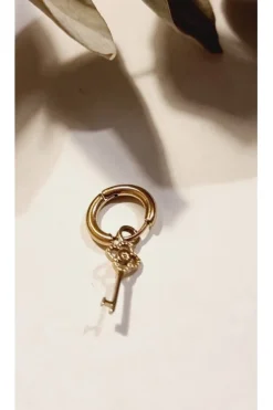 Pendiente combinable de acero aro con llave dorada
