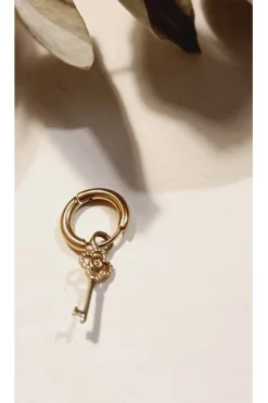 Pendiente combinable de acero aro con llave dorada