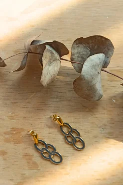 Pendientes de acero con detalles en color gris oscuro