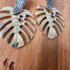 Pendientes de hoja de acero con piedras