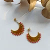 Pendientes dorados de acero inoxidable con detalles en rosa