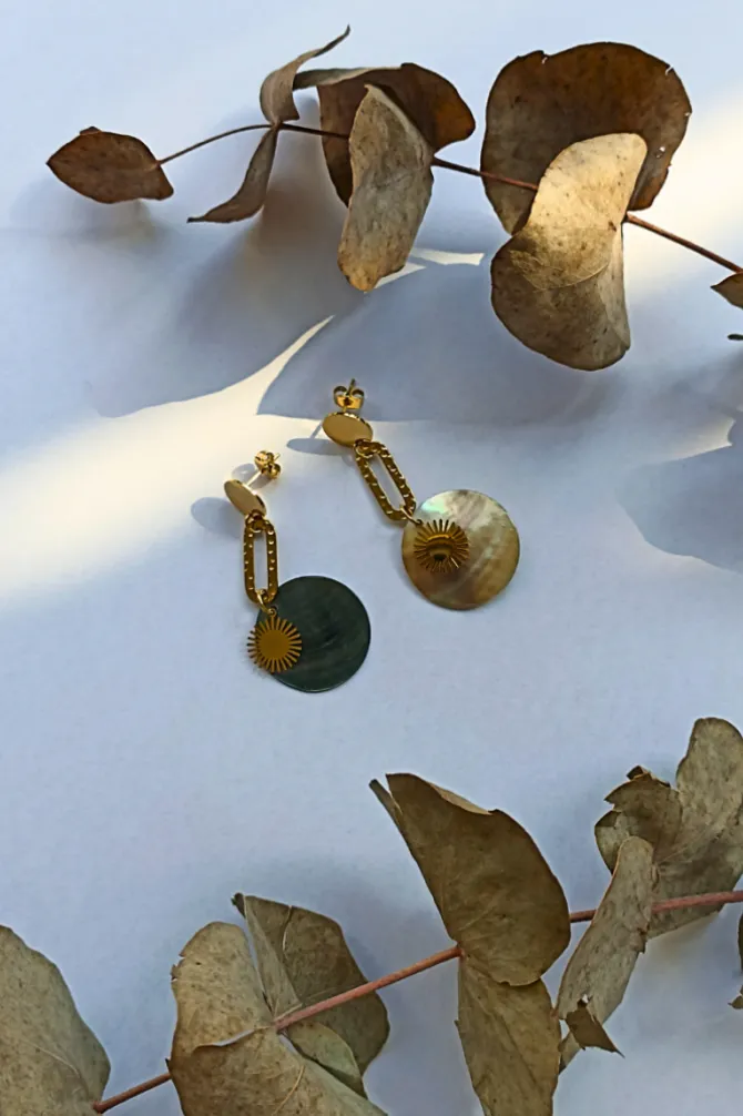 Pendientes dorados de acero y nacar con detalle sol