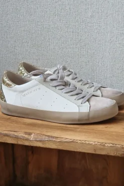 Sneakers blancas con detalles dorado