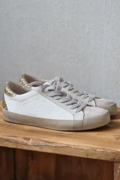 Sneakers blancas con detalles dorado