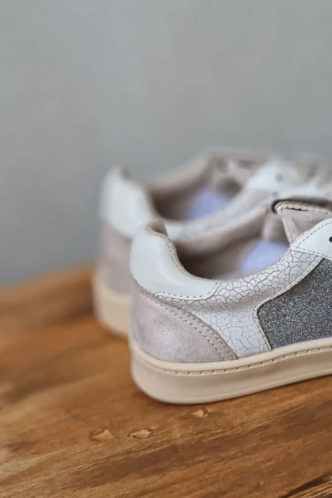 Sneakers blancas con detalles glider plateado