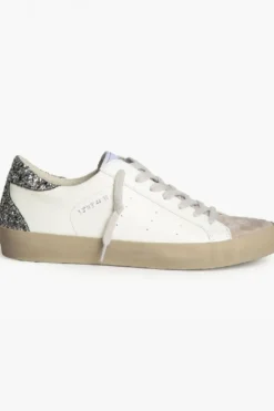 Sneakers blancas con detalles plateados